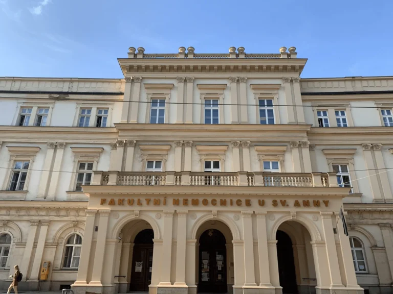 Fotografie zobrazuje hlavní vchod do budovy FNUSA z ulice Pekařská