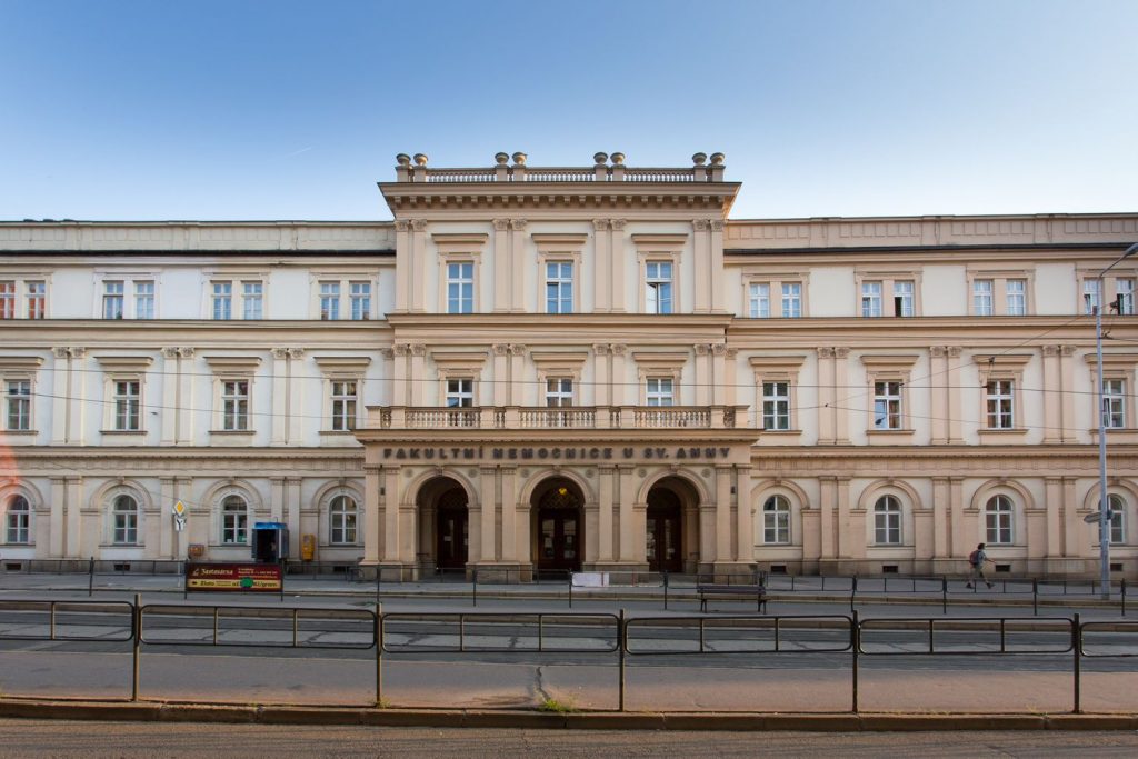 Fakultní nemocnice u sv. Anny, vstup z ulice Pekařská