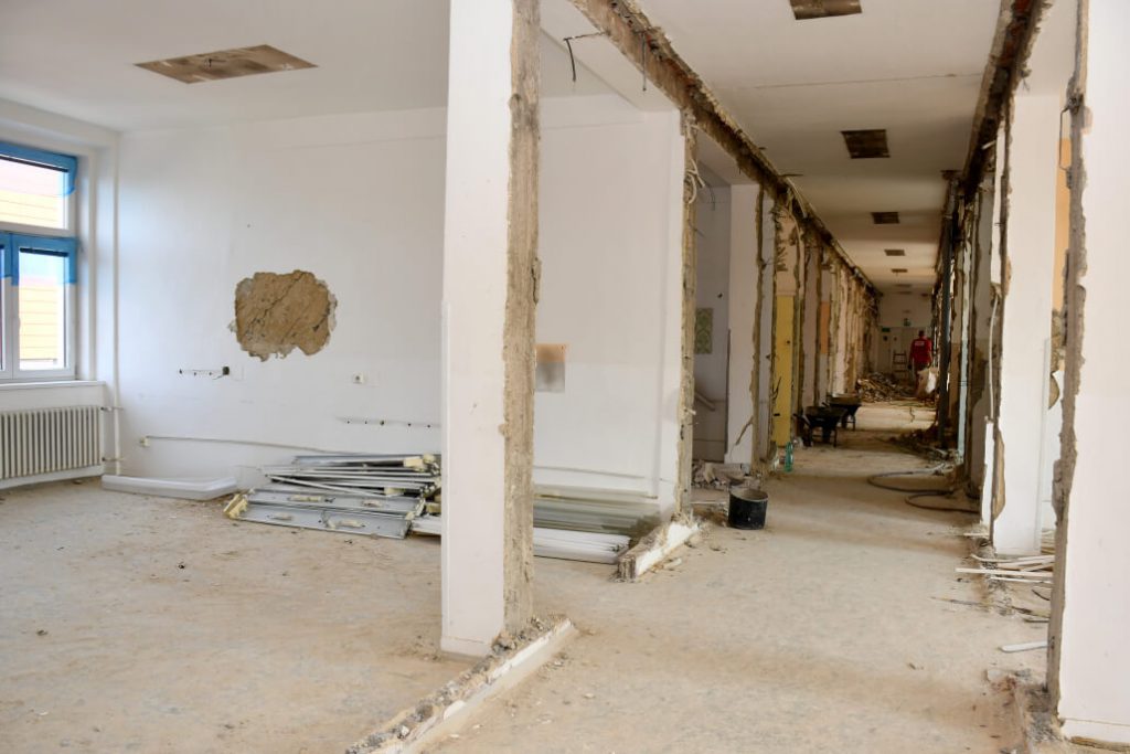 Obrázek zobrazuje jednu z chodeb Kliniky tělovýchovného lékařství, v které probíhá rekonstrukce. Jedna z chodeb, ve které je rekonstrukce v plném proudu