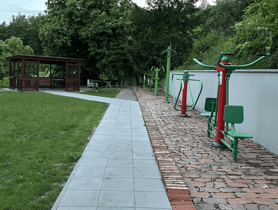 Doléčovací a rehabilitační oddělení přidalo do své výbavy venkovní cvičební prvky a pro posilování horní i spodní části těla. tyto prvky jsou na fotografii v červeno-zelené barvě