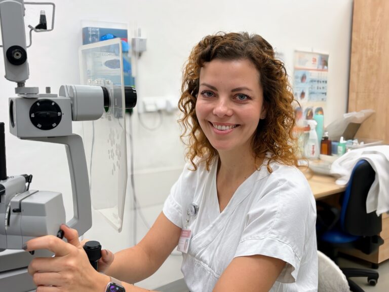 Když víčka tíží oči. Blefaroplastika přináší úlevu i svěží vzhled