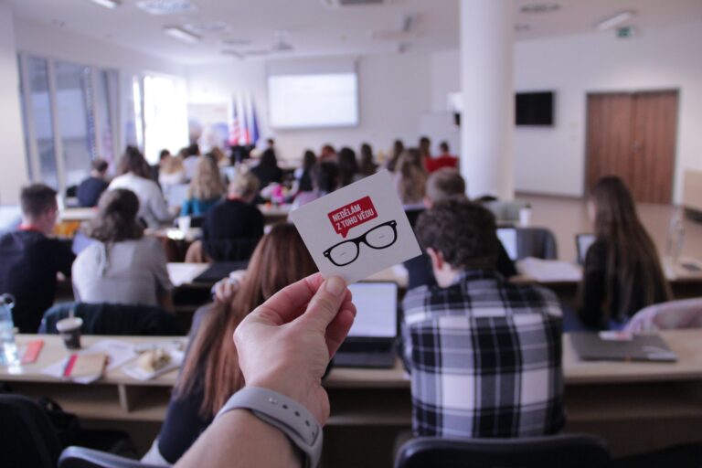 Science Talk: „Od skript ke skutečné léčbě: Jaké to je být klinický farmaceut/ka?“