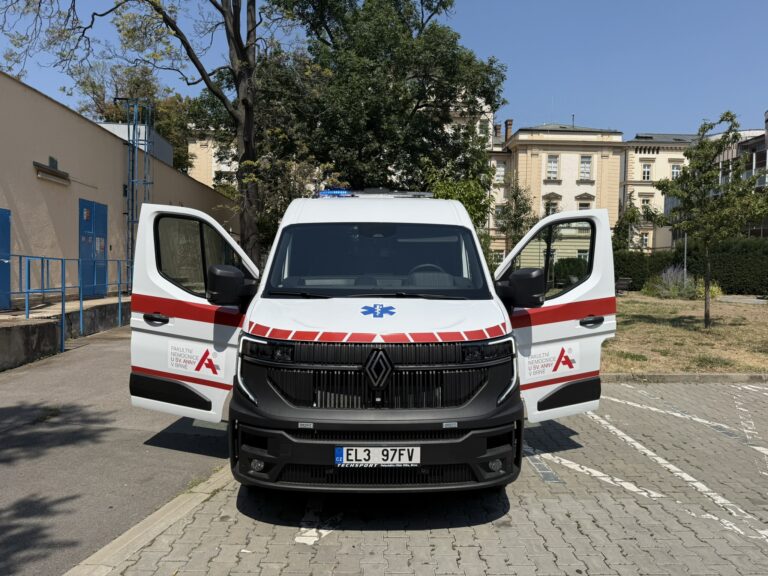 Fakultní nemocnice u&nbsp;sv. Anny v&nbsp;Brně pořídila první elektrickou sanitku