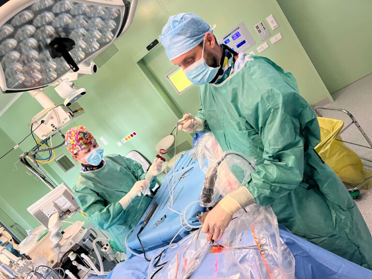 Lékaři Neurochirurgické kliniky Fakultní nemocnice u sv. Anny v Brně u endoskopické operace krční páteře.