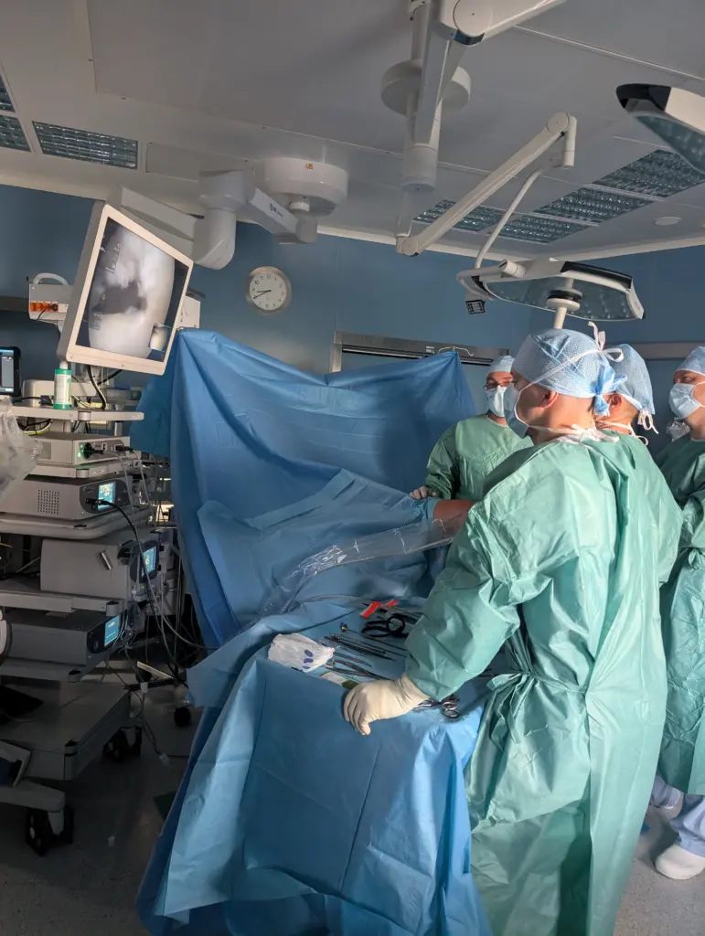 Lékaři z ortopedie se chystají k operaci na operačním sále