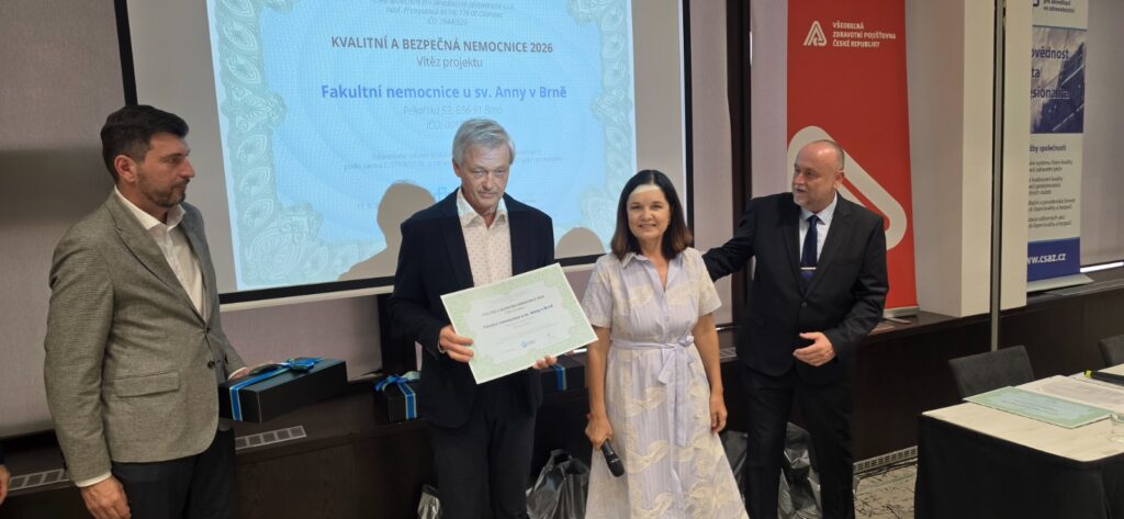 Lékařský náměstek Fakultní nemocnice u sv. Anny MUDr. Jindřich Olšovský, Ph.D. drží plaketu Kvalitní a bezpečná nemocnice 2026.