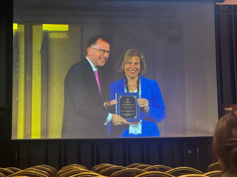 Profesorka Irena Rektorová přebírá ocenění President’s Distinguished Service Award.