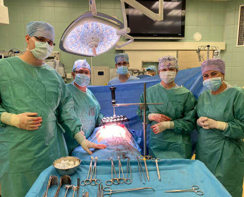 Chirurgové ve FNUSA operují kýly nejmodernějšími metodami