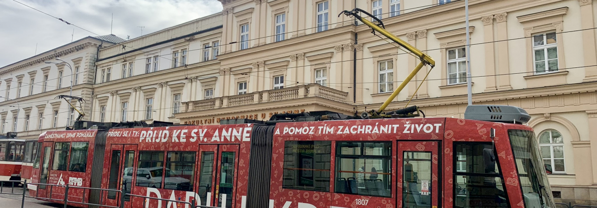 Transfuzní oddělení FNUSA má svou tramvaj, láká veřejnost k darování krve