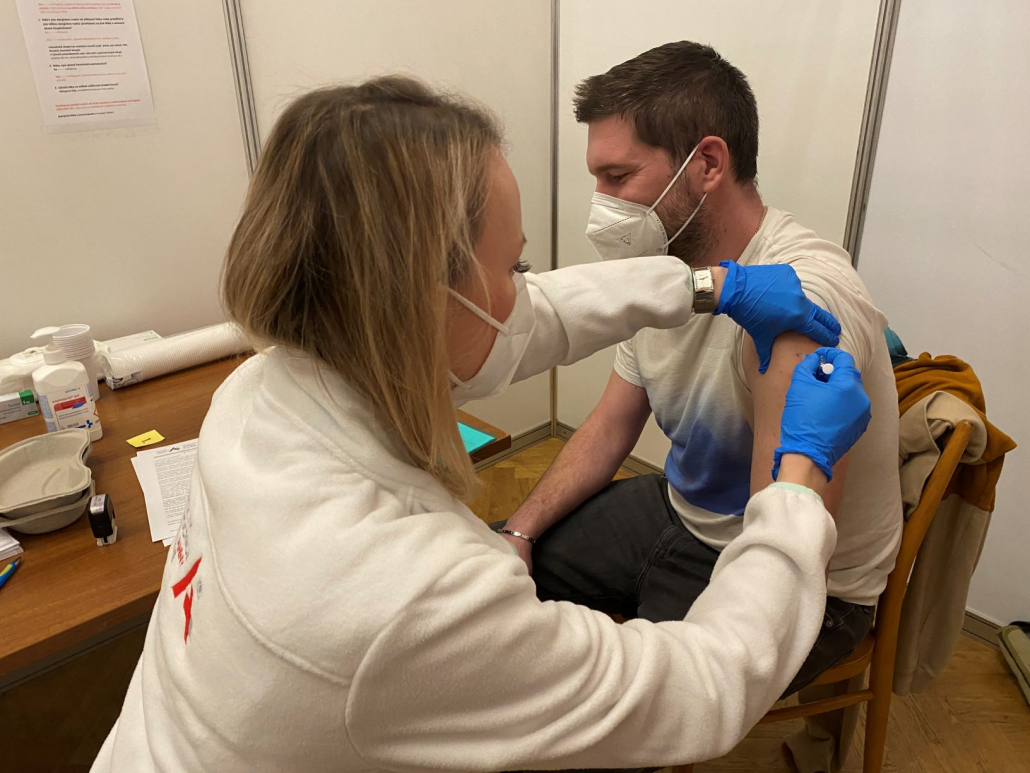 Zdravotníci FNUSA začali očkovat v Hustopečích