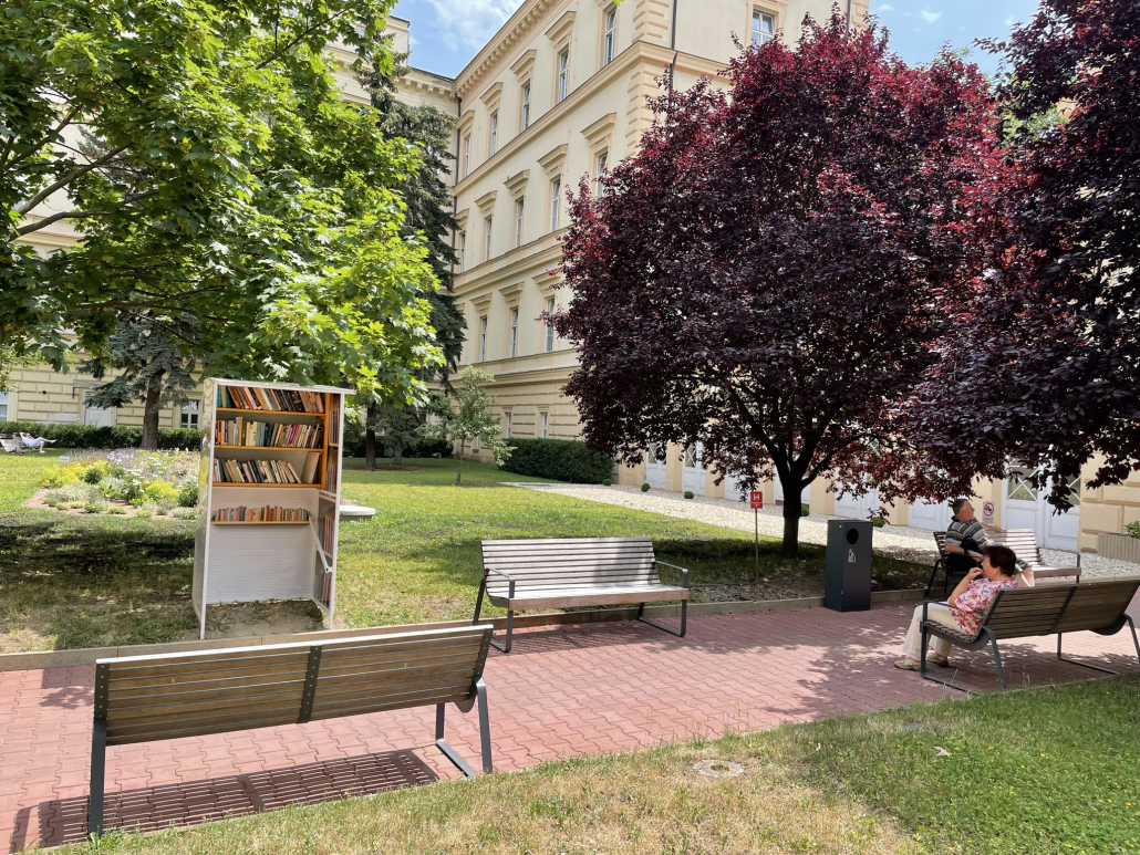 V areálu FNUSA vyrostly knihobudky